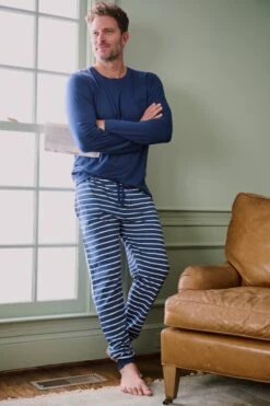 Sleepwear Shop -Sleepwear Shop LAKE Webcrop Fall23 Lifestyle MensPocketPimaLL NavyBretonStripe 0081
